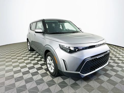 Used 2025 Kia Soul LX FWD image 4