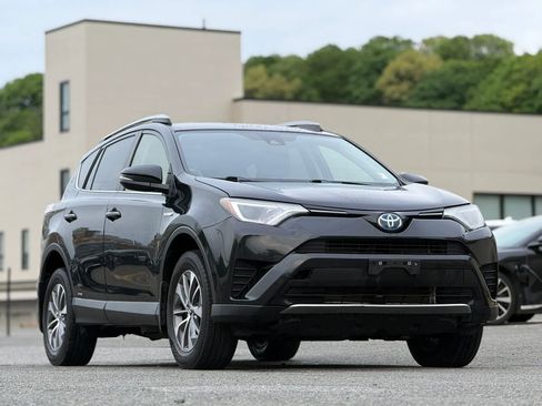Used 2018 Toyota RAV4 LE AWD/4WD image 3
