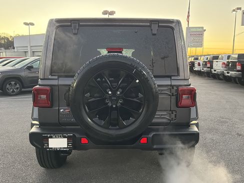 Used 2025 Jeep Wrangler Sahara image 7
