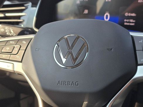 Certified 2025 Volkswagen Jetta SE FWD image 30