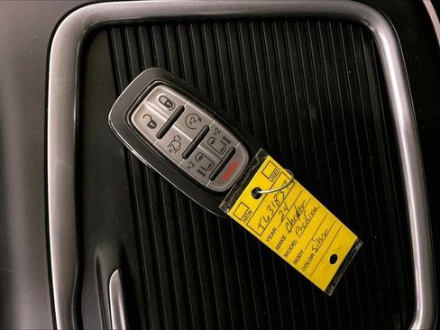 Used 2024 Chrysler Pacifica Touring-L FWD image 11
