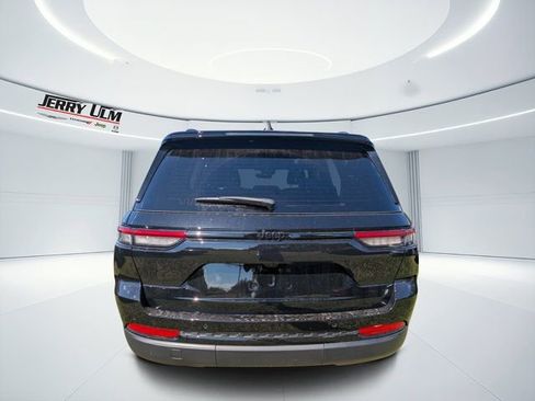 New 2025 Jeep Grand Cherokee Altitude image 4