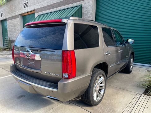 Used 2013 Cadillac Escalade Platinum AWD/4WD image 3