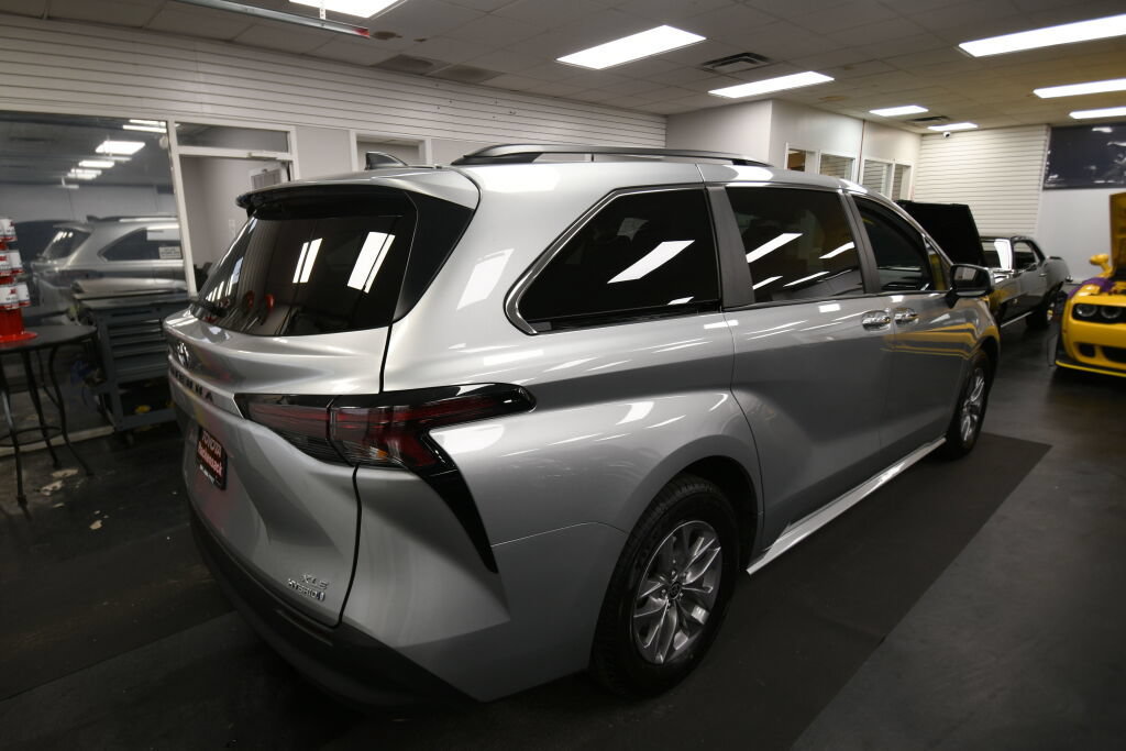 Certified 2024 Toyota Sienna XLE FWD image 7