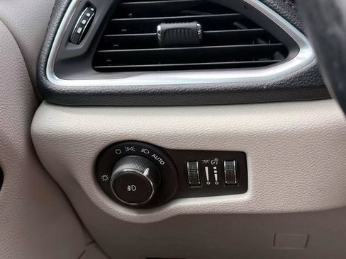 Used 2017 Chrysler Pacifica Limited w/ UConnect Theater Package FWD image 24