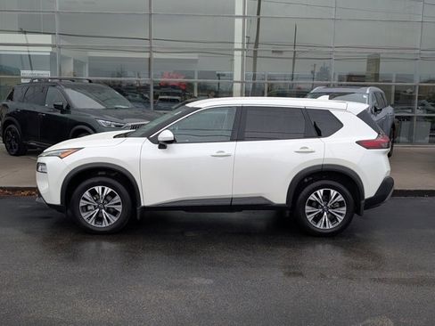 Used 2023 Nissan Rogue SV image 2