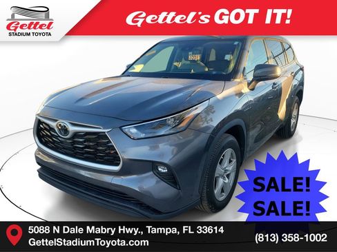 Used 2023 Toyota Highlander LE image 1