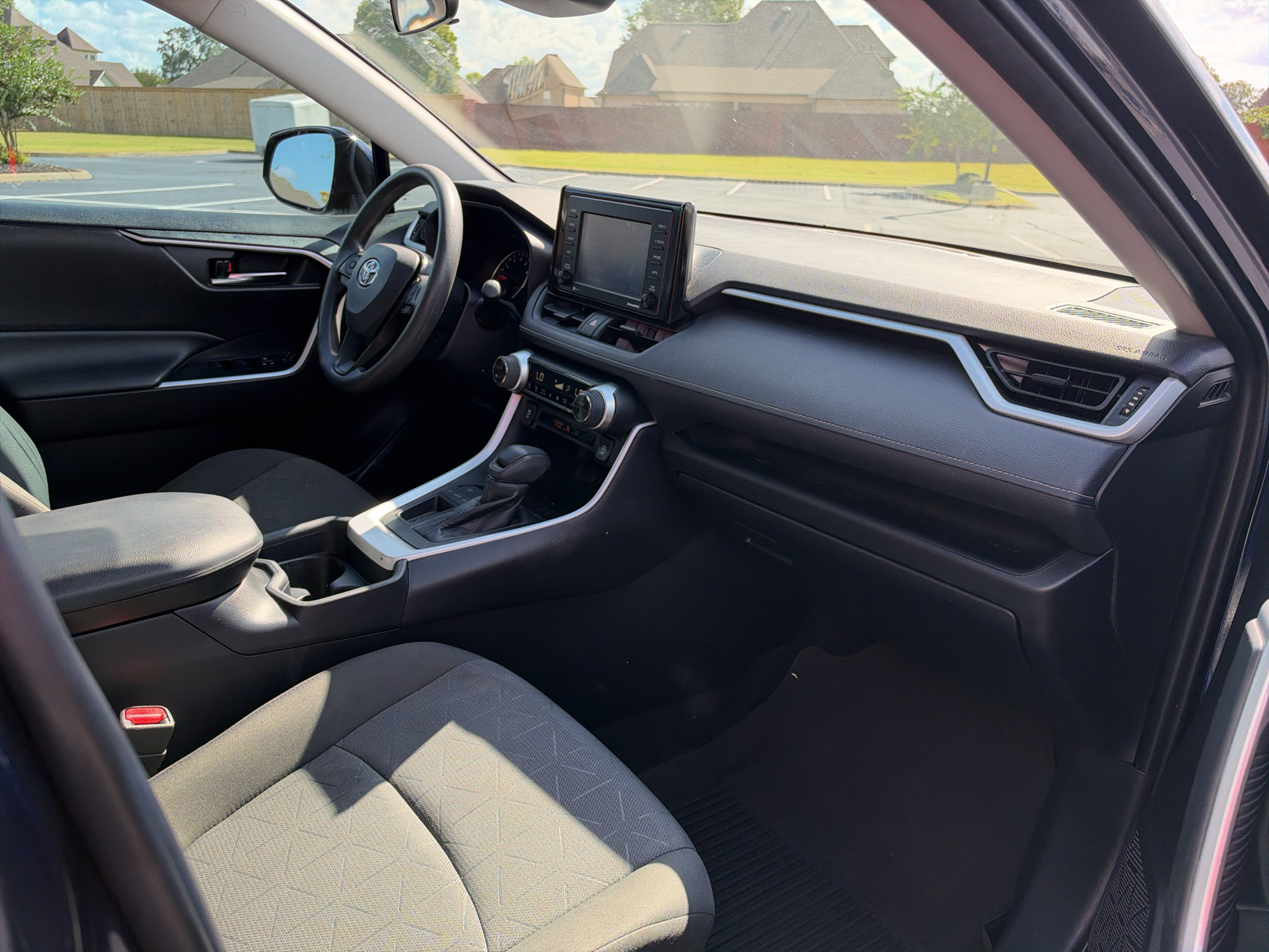 Used 2021 Toyota RAV4 XLE w/ Convenience Package FWD image 19