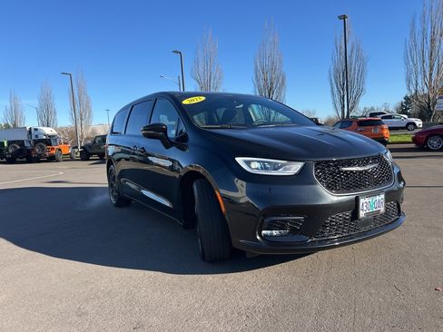 Certified 2023 Chrysler Pacifica Touring-L w/ Uconnect Theater Family Group image 8