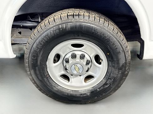 Used 2021 Chevrolet Express 3500 w/ Driver Convenience Package image 32