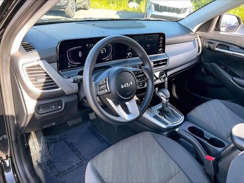 Used 2025 Kia Seltos LX AWD/4WD image 8