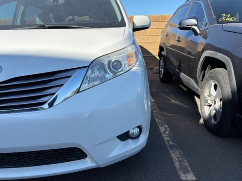 Used 2017 Toyota Sienna XLE w/ XLE Navigation Package FWD image 8