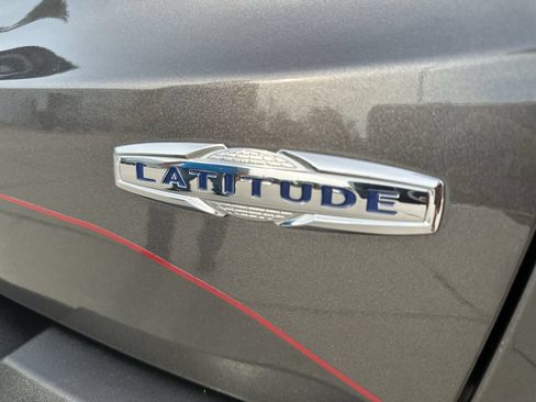 Used 2019 Jeep Renegade Latitude w/ Cold Weather Group AWD/4WD image 32