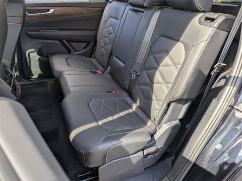 Used 2025 Volkswagen Atlas SE image 27