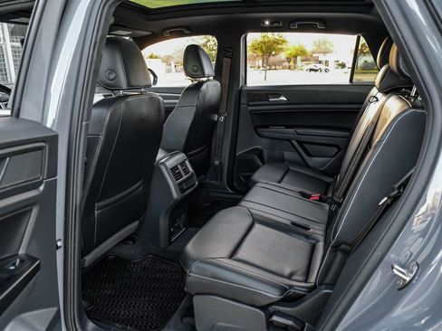 Used 2020 Volkswagen Atlas Cross Sport SE w/ Panoramic Sunroof Package FWD image 34
