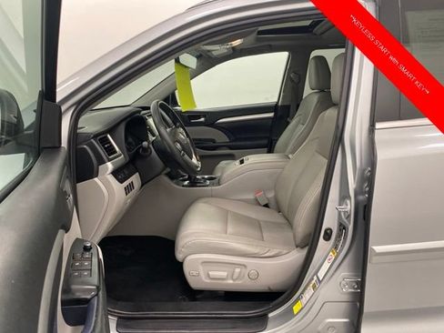 Used 2017 Toyota Highlander XLE AWD/4WD image 12