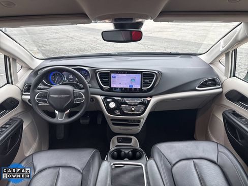 Used 2024 Chrysler Pacifica Touring-L FWD image 23