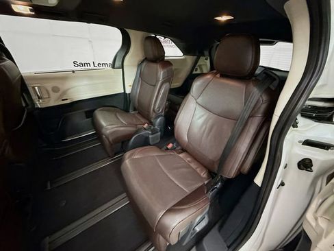 Used 2021 Toyota Sienna Platinum image 25