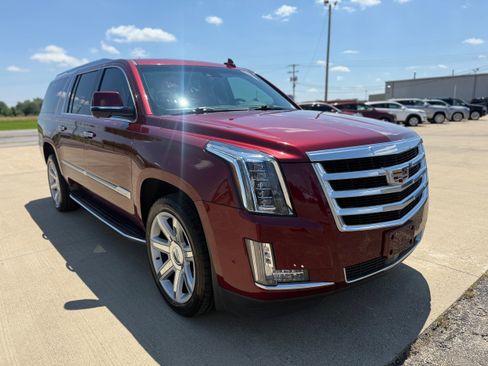 Used 2020 Cadillac Escalade ESV Premium Luxury image 3