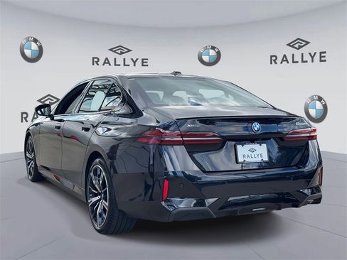 Used 2025 BMW 550e xDrive w/ Premium Package image 6