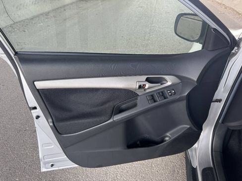 Used 2009 Pontiac Vibe w/ Preferred Package FWD image 19