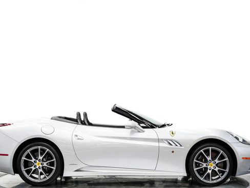 Used 2011 Ferrari California RWD image 2