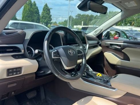 Used 2022 Toyota Highlander Platinum AWD/4WD image 13