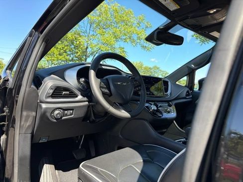 Used 2025 Chrysler Pacifica Limited FWD image 25