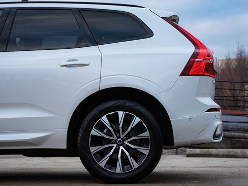 Certified 2025 Volvo XC60 B5 Plus image 4