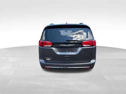 Used 2020 Chrysler Pacifica Touring-L FWD image 4