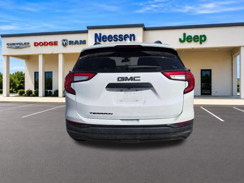Used 2024 GMC Terrain SLE w/ Driver Convenience Package FWD image 6