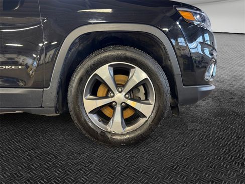 Used 2019 Jeep Cherokee Limited image 11