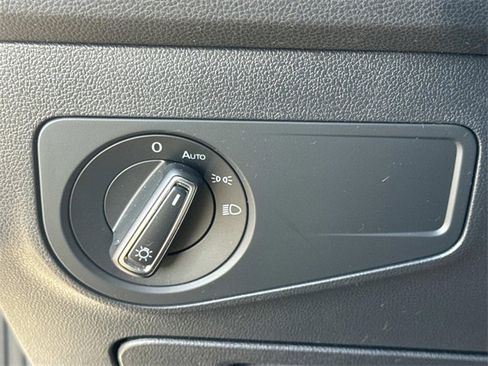 Used 2022 Volkswagen Tiguan SE w/ Panoramic Sunroof Package image 17