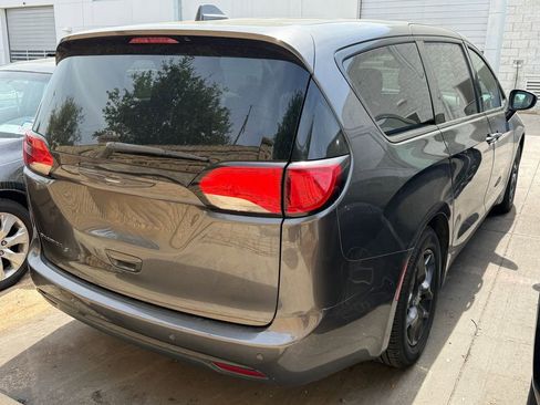 Used 2018 Chrysler Pacifica Touring Plus w/ S Appearance Package image 7