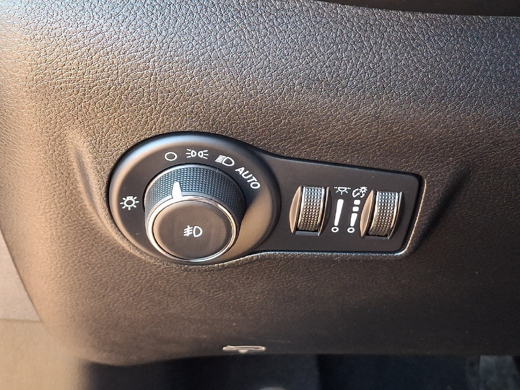 Used 2023 Jeep Compass Latitude w/ Sun and Sound Group AWD/4WD image 27