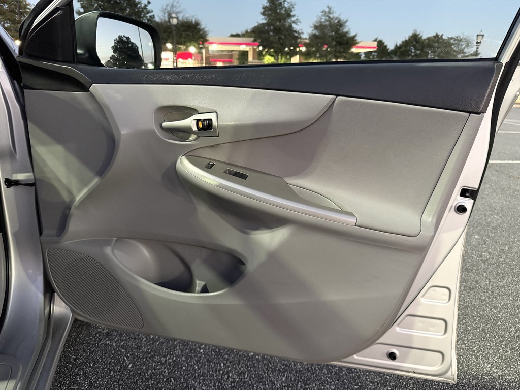 Used 2012 Toyota Corolla LE FWD image 60