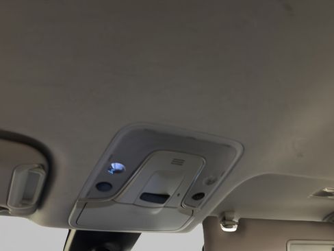 Used 2019 Toyota Prius LE w/ Preferred Accessory Package FWD image 18