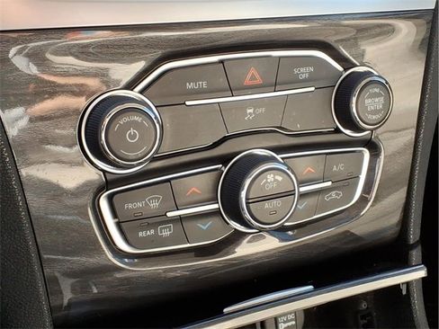 Used 2019 Chrysler 300 Touring w/ Driver Convenience Group image 9