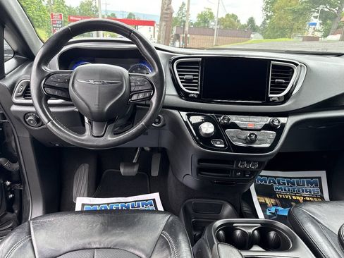 Used 2022 Chrysler Pacifica Touring-L w/ S Appearance Package FWD image 32
