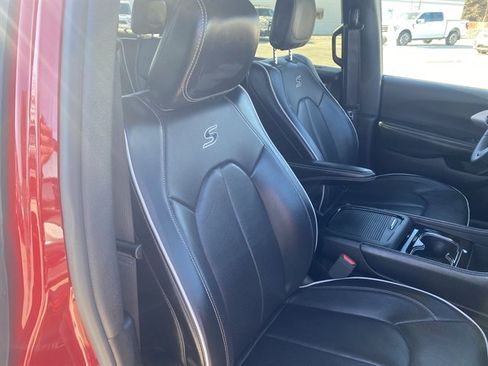 Used 2025 Chrysler Pacifica Limited image 6