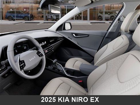 Used 2025 Kia Niro EX image 17