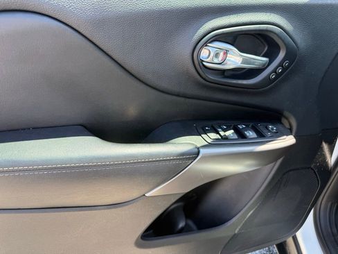 Used 2019 Jeep Cherokee Limited AWD/4WD image 5