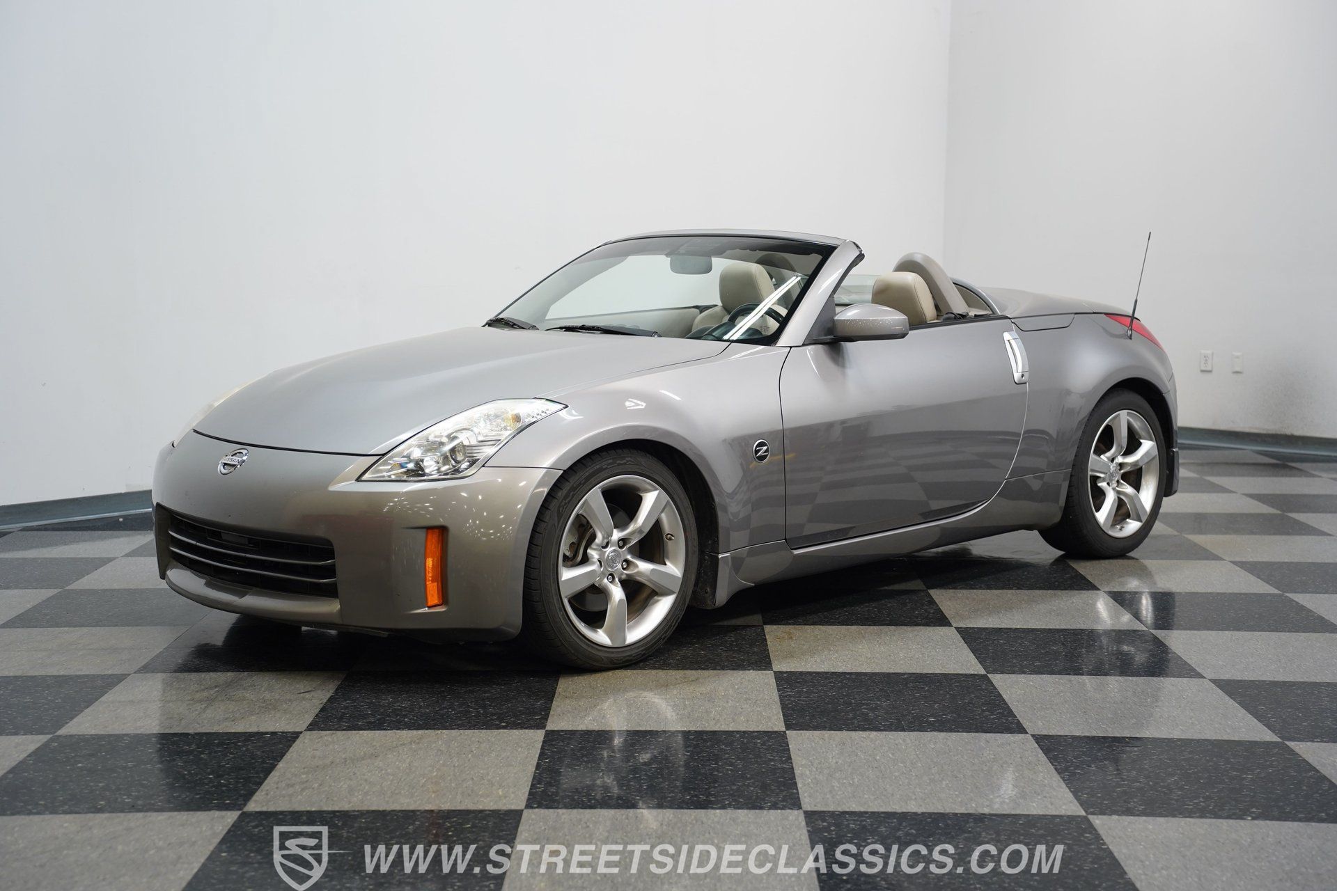Used 2007 Nissan 350Z Touring RWD image 6