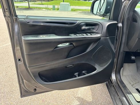 Used 2018 Dodge Grand Caravan SXT w/ Blacktop Package FWD image 18
