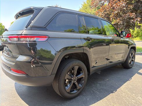 Certified 2024 Jeep Grand Cherokee Limited w/ Luxury Tech Group II AWD/4WD image 8