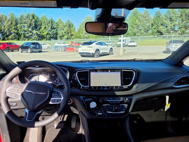 Used 2023 Chrysler Pacifica Pinnacle FWD image 6