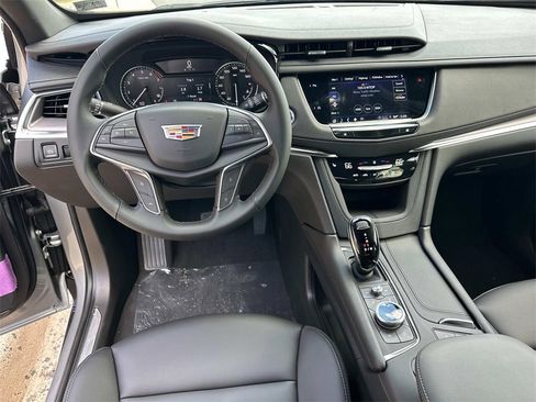 New 2025 Cadillac XT5 Luxury image 17