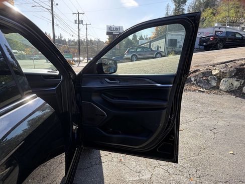 Used 2023 Jeep Grand Cherokee Overland w/ Luxury Tech Group IV image 32