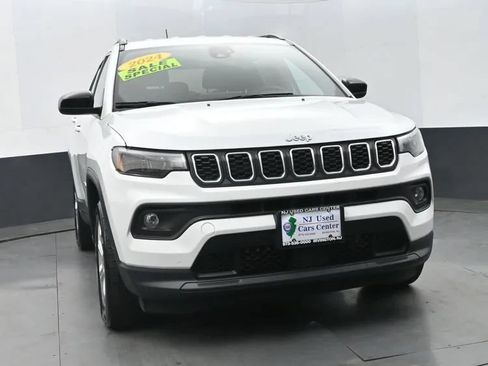 Used 2024 Jeep Compass Latitude AWD/4WD image 3