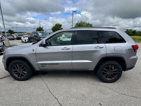 Used 2017 Jeep Grand Cherokee Laredo AWD/4WD image 2